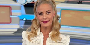 η Ζέτα Μακρυπούλια με πουκάμισο