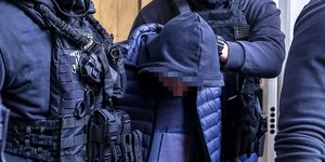 Στα δικαστήρια ο 18χρονος που κατηγορείται για τη ρίψη της ναυτικής φωτοβολίδας στον αστυνομικό στου Ρέντη