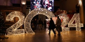 To καλεντάρι των αυξήσεων το 2024 για δημόσιους υπαλλήλους, συνταξιούχους, εργαζόμενους στον ιδιωτικό τομέα
