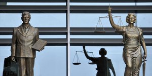 Αγαλματίδια έξω από δικαστήριο της Τουρκίας