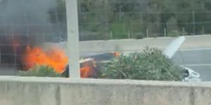 Φωτιά σε αυτοκίνητο στην Εθνική Οδό Αθηνών-Κορίνθου