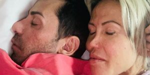 H Άννα Φλωρινιώτη με τον αδερφό της Νίκο στο κρεβάτι του νοσοκομείου