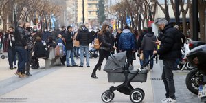 αντρας καροτσι κοσμος