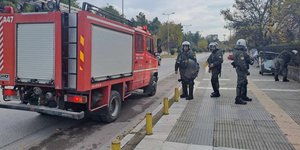 Κουκουλοφόροι επιτέθηκαν σε ΜΑΤ στο ΑΠΘ