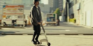 Tο πρώτο ηλεκτρικό πατίνι που γίνεται τσαντάκι και χωράει παντού 