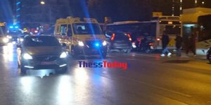 Ασθενοφόρο μεταφέρει ασθενή σε νοσοκομείο στη Θεσσαλονίκη