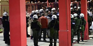 Αστυνομικοί έξω από το κλειστό γυμναστήριο «Μελίνα Μερκούρη» στου Ρέντη