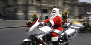 Αστυνομικός στο Περού ντυμένος Άγιος Βασίλης σε μοτοσικλέτα