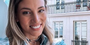 η Αθηνά Οικονομάκου με γαλάζιο πουκάμισο