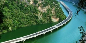 Αυτός είναι ο αυτοκινητόδρομος που «αιωρείται» πάνω από το νερό