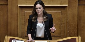 Η βουλευτής της Νέας Αριστεράς Έφη Αχτσιόγλου στην συζήτηση για τον κρατικό προϋπολογισμό 2024