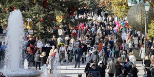 Σημαντική αύξηση παρουσιάζουν οι ιογενείς λοιμώξεις στην Ελλάδα, όπως ο κορωνοϊός, σύμφωνα με την έκθεση του ΕΟΔΥ