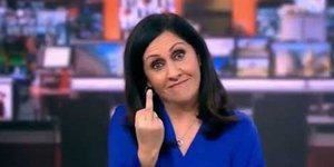 Η άσεμνη κίνηση της παρουσιάστριας 