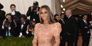 Η Beyoncé στο Met Gala το 2016 με ροδακινί φόρεμα