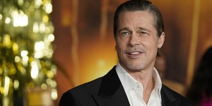 Μπραντ Πιτ: Γιόρτασε τα 60α γενέθλιά του με τη σύντροφό του στο πλευρό του και τολμηρό πουκάμισο αξίας 6.000 δολαρίων