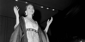 Η Μαρία Κάλλας στη σκηνή ανοιχτα χερια