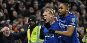 Οι παίκτες της Τσέλσι πανηγυρίζουν το γκολ επί της Νιούκαστλ για το League Cup 