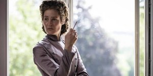 γυναικα εποχης με τσιγάρο 