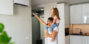 Πατέρας και κόρη στο κλιματιστικό