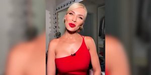 Κατερίνα Καινούργιου: Τρέλανε κόσμο με το κόκκινο strapless της