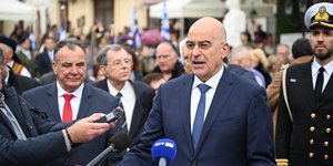 ο υπουργός Εθνικής Άμυνας Ν. Δένδιας στην επιμνημόσυνη δέηση για τα 202 χρόνια από θάνατο του ήρωα αρχιστράτηγου των Μακεδονικών Δυνάμεων Εμμ. Παπά - Φωτογραφία ΥΠΕΘΑ