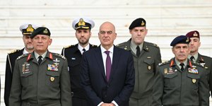 O Νίκος Δένδιας ανάμεσα σε αξιωματικούς του στρατού