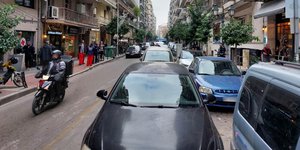 Διπλοπαρκαρισμένα αυτοκίνητα
