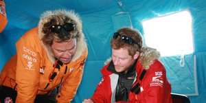 Ο Ντόμινικ Γουέστ και ο πρίγκιπας Χάρι το 2013