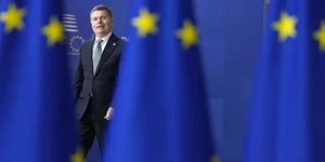 O Πασκάλ Ντόναχιου ανάμεσα από σημαίες της ΕΕ