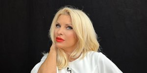 Η Ελένη Μενεγάκη με λευκή φόρμα