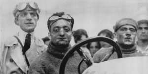 Ο Enzo Ferrari απεικονίζεται σε μια Alfa Romeo ES, στην πίστα του Mugello, στην Τοσκάνη, Ιταλία