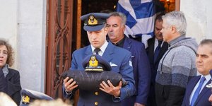 Από την κηδεία του επισμηναγού Επαμεινώνδα Κωστέα στη Μάνη