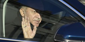 O Ρετζέπ Ταγίπ Ερντογάν χαιρετά μέσα απο το αυτοκίνητό του