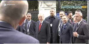 Ο ερντογάν κοντοστάθηκε έξω από το Προεδρικό Μέγαρο για να μιλήσει στον Μανώλη Κωστίδη