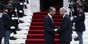 Μητσοτάκης και Ερντογάν έξω από το Μαξίμου