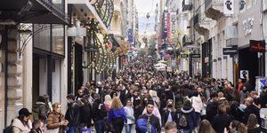 Πλήθος κόσμου στην Ερμού για τα τελευταία ψώνια