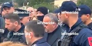 Ο Φρέντη Μπελέρης στην κηδεία της γιαγιάς του, στη Χειμάρρα