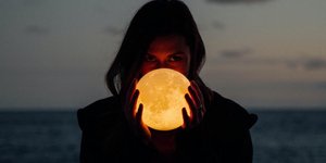γυναίκα με πανσέληνο