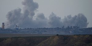 Καπνός υψώνεται μετά από ισραηλινό βομβαρδισμό στη Λωρίδα της Γάζας