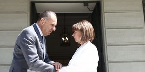 Χειραψία Σακελλαροπούλου με Γεραπετρίτη