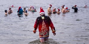 Βουτώντας στα παγωμένα νερά γερμανικής λίμνης τα Χριστούγεννα