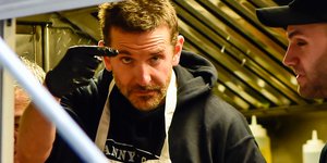 Ο Μπράντλεϊ Κούπερ άνοιξε καντίνα και σερβίρει ο ίδιος 