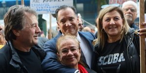 Ο Γεωργιάδης χαιρέτησε διαδηλωτές και φωτογραφήθηκε μαζί τους