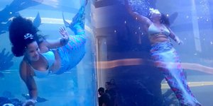 γοργόνα σε δεξαμενή