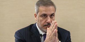 Ο Χακάν Φιντάν με σταυρωμένα χέρια