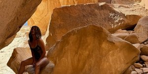 Η Χάλι Μπέρι με εσώρουχα στην έρημο 