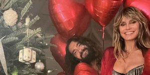 H Χάιντι Κλουμ δείχνει το άστραφτερό σουτιέν της