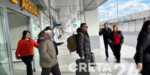 O Γιάννης στο αεροδρόμιο με εμφανή τα σημάδια του τραυματισμού του