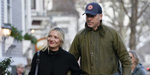 O Χάντερ Μπάιντεν περπατά χέρι χέρι με την σύζυγό του