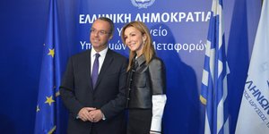 H πρόεδρος της Ενωσης Ελλήνων Εφοπλιστών Μελίνα Τραυλού και ο υποργός Μεταφορών και Υποδομών κ. Σταϊκούρας